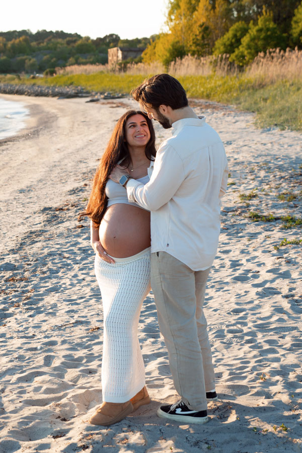 gravid parfotografering på stranden vid solnedgången i göteborg